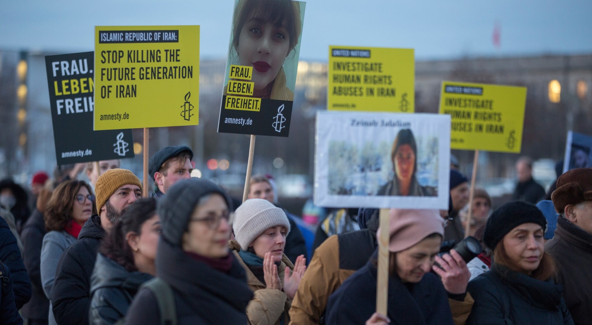 Amnesty International Germany organized a solidarity rally for the protesters in Iran in front of the German Reichstag on 23rd November 2022. Several politicians and people from the Iranian community in Germany spoke about the situation in Iran and expressed demands. (Photo Credit: Amnesty International)