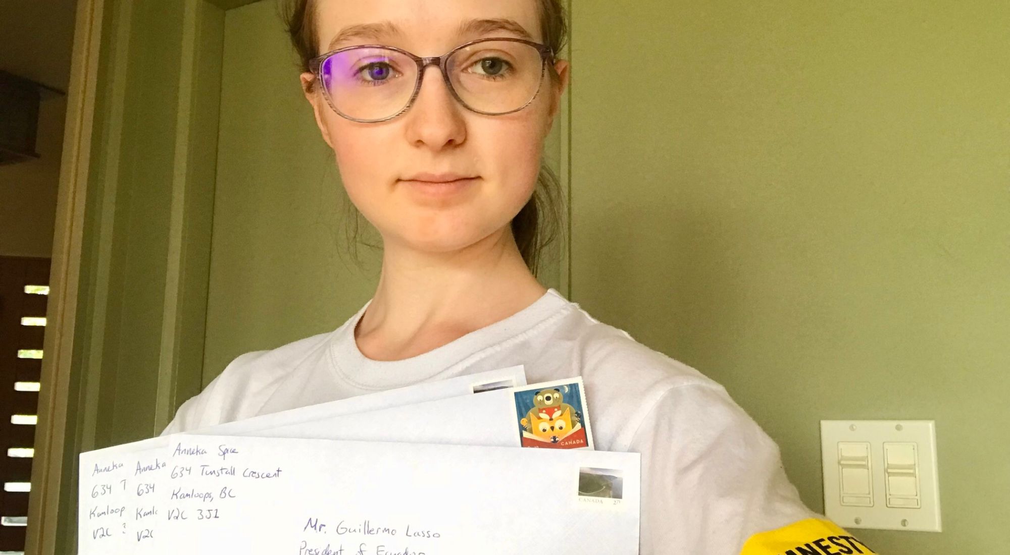 Anneka Spice holds up letters