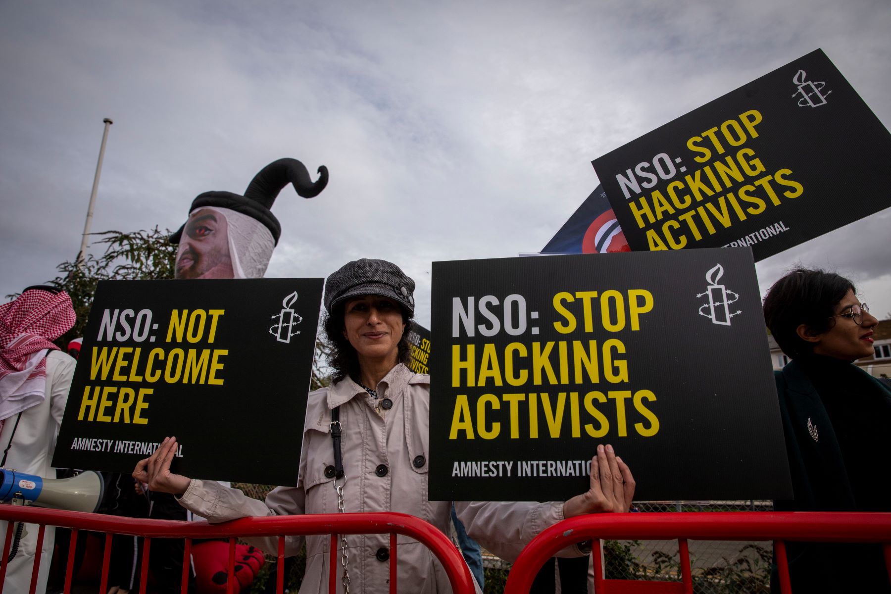 Amnesty International members and supporters demonstrate against the presence of the NSO Group at the International Security Expo in London, 28 September 2021. The NSO Group's Pegasus spyware has been used to target human rights defenders, journalists and Amnesty staff. © Amnesty International