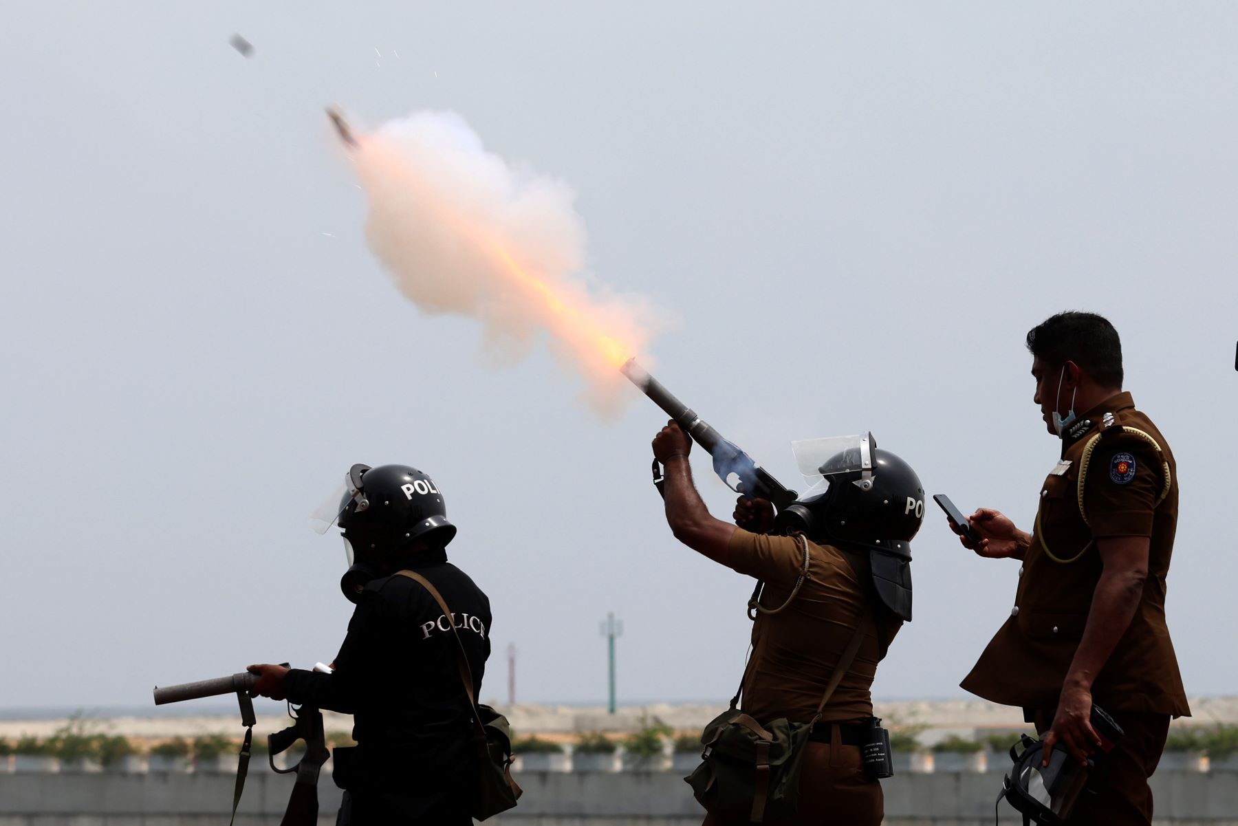 Less lethal weapons: Riot police officer fires tear gas to clear pro-democracy protesters amidst clash on May 09, 2022 in Colombo, Sri Lanka (Photo by Buddhika Weerasinghe/Getty Images)