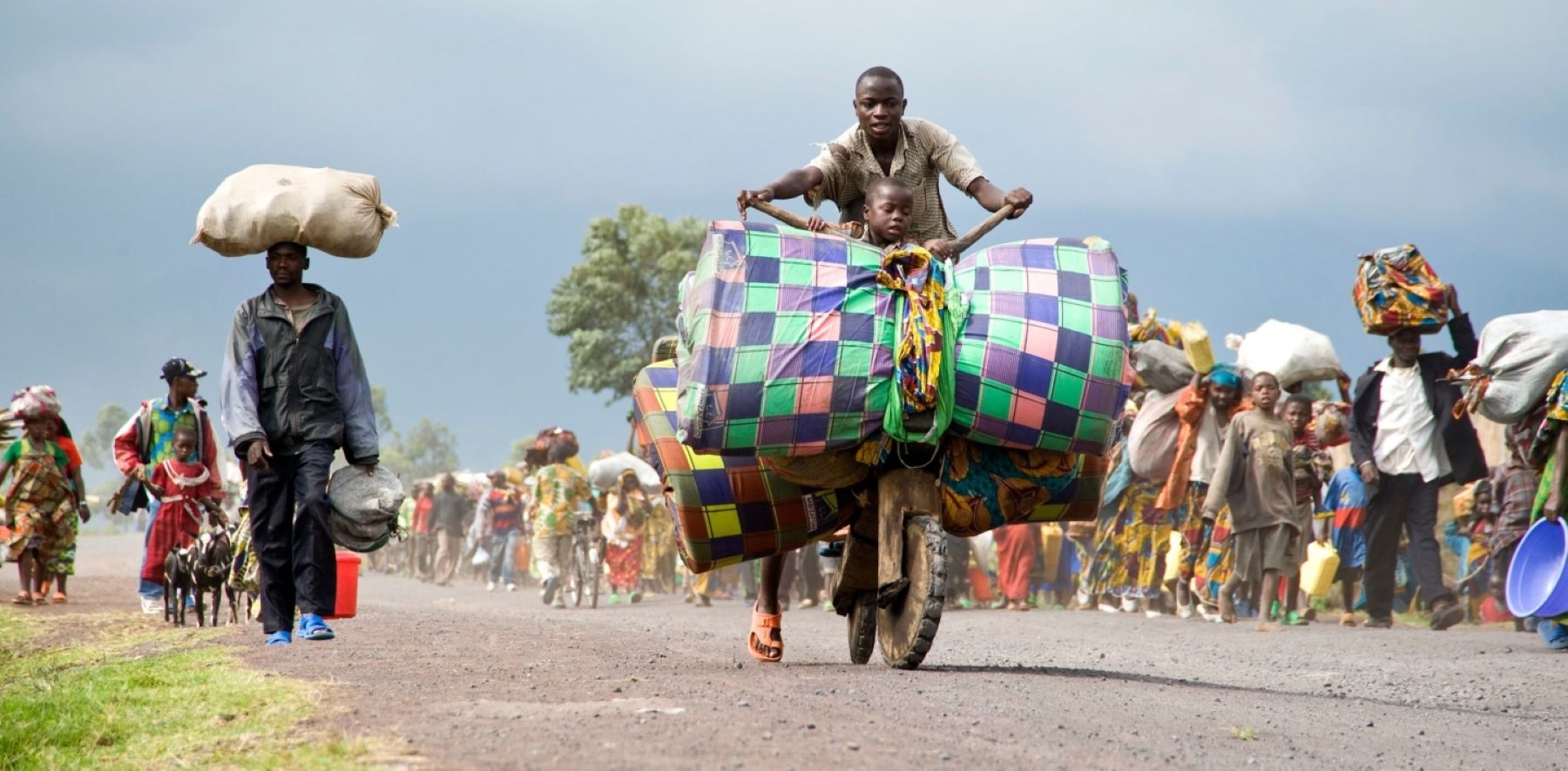 Thousands flee the IDP site and surrounding area in Kibati, north Kivu, Democratic Republic of Congo (DRC) in November 2008. Photo by Amnesty International.