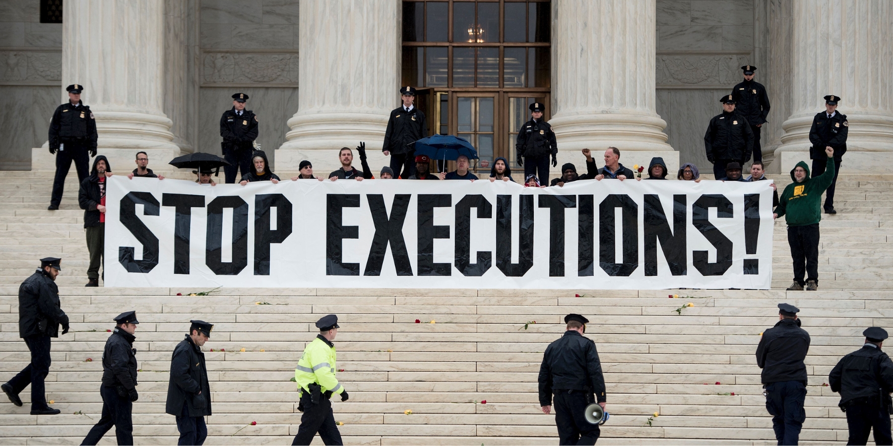 Police officers gather to remove activists during an anti death penalty protest in front of the US Supreme Court January 17, 2017 in Washington, DC. (Photo by BRENDAN SMIALOWSKI/AFP via Getty Images)