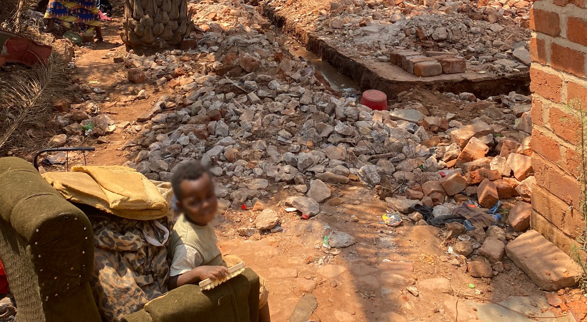 A child witnessing the demolition of their family’s home following eviction by a copper and cobalt mining company in Kolwezi, Democratic Republic of Congo in September 2022. (Photo by Candy Ofime/Amnesty International)