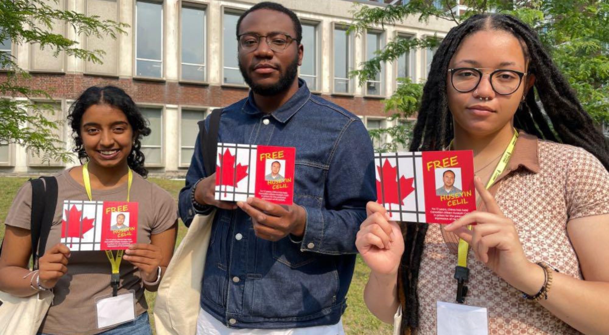 Jasmin Smith and friends hold up postcards that read "Free Huseyin Celil"