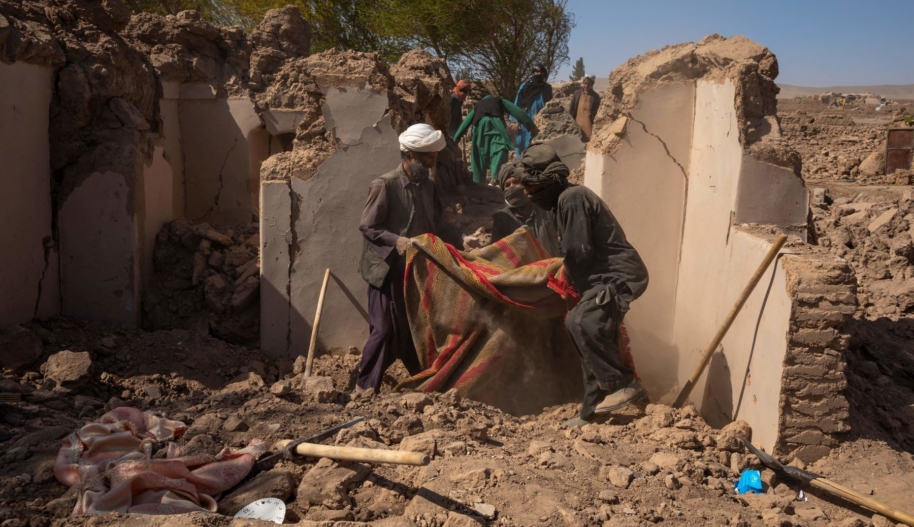 10/08/2023 Herat, Afghanistan. Afghan men comb through the rubble to collect belongings and recover bodies in the aftermath of a devastating 6.3 magnitude earthquake in Herat, resulting in the loss of 2,000 lives and leaving 10,000 injured. © MUHAMMAD BALABULUKI/Middle East Images/AFP via Getty Images