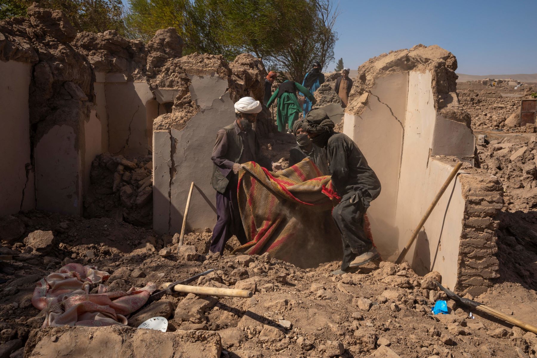 10/08/2023 Herat, Afghanistan. Afghan men comb through the rubble to collect belongings and recover bodies in the aftermath of a devastating 6.3 magnitude earthquake in Herat, resulting in the loss of 2,000 lives and leaving 10,000 injured. © MUHAMMAD BALABULUKI/Middle East Images/AFP via Getty Images