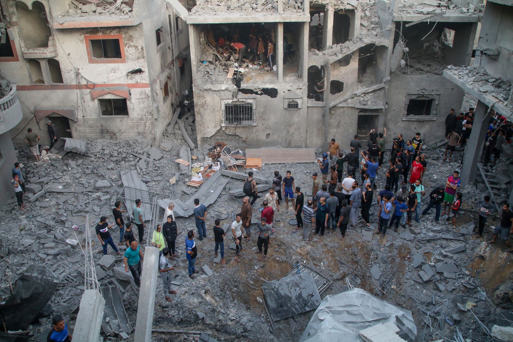 Palestinian emergency services and local citizens search for victims in buildings destroyed during Israeli air raids in the southern Gaza Strip on October 19, 2023 in Khan Yunis, Gaza. Gazans are evacuating to the south as advised by the Israeli government, ahead of an expected Israeli ground offensive. (Photo by Ahmad Hasaballah/Getty Images)