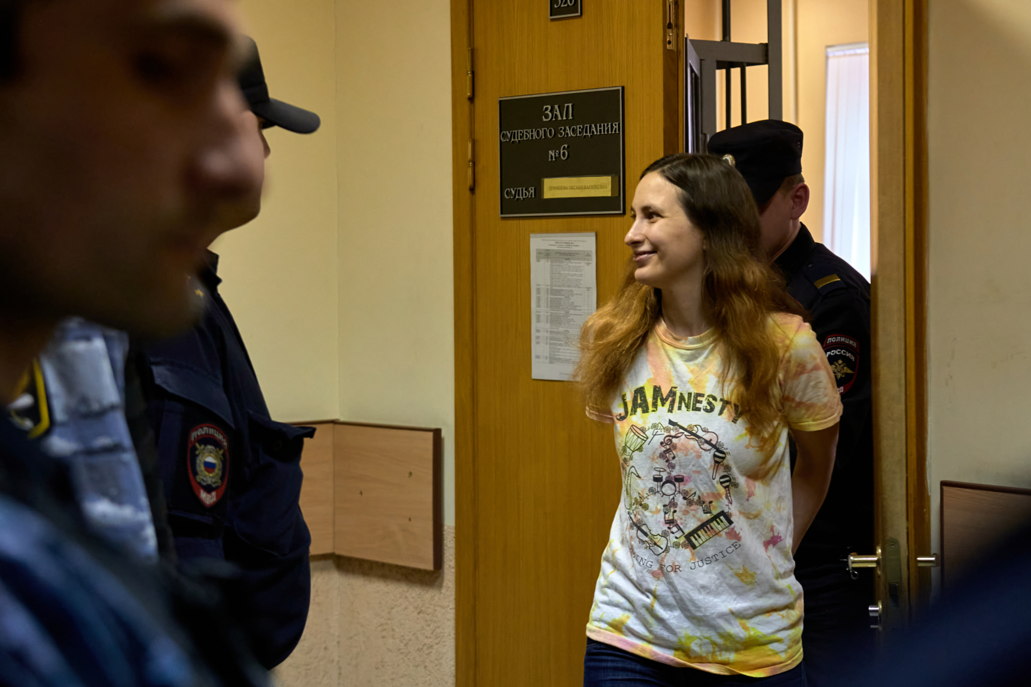 Aleksandra Skochilenko is wearing an Amnesty T-shirt during a court session