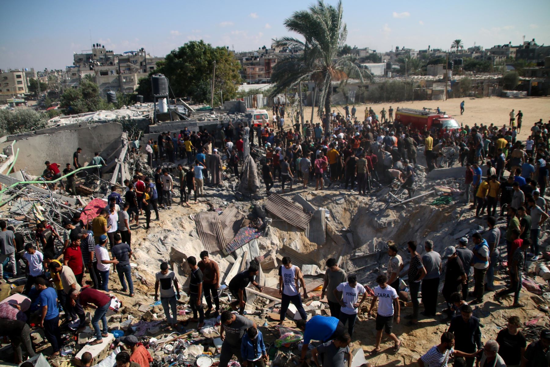Canada: support an immediate ceasefire by all parties in the occupied Gaza Strip and Israel KHAN YUNIS, GAZA - OCTOBER 19: Palestinian emergency services and local citizens search for victims in buildings destroyed during Israeli air raids in the southern Gaza Strip on October 19, 2023 in Khan Yunis, Gaza. Gazans are evacuating to the south as advised by the Israeli government, ahead of an expected Israeli ground offensive (Photo by Ahmad Hasaballah/Getty Images).