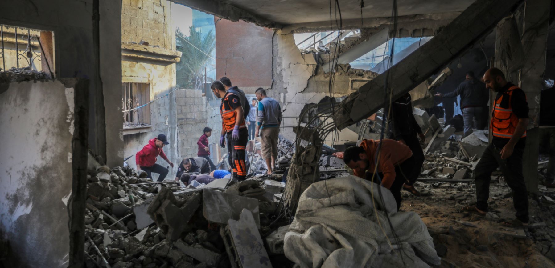 Palestinian citizens inspect the destruction caused by air strikes on their homes on December 01, 2023 in Khan Yunis, Gaza. Israel steps up military operations in Gaza after a sustained truce between Hamas and Israel did not hold further than a week despite diplomatic talks and captives released. (Photo by Ahmad Hasaballah/Getty Images)