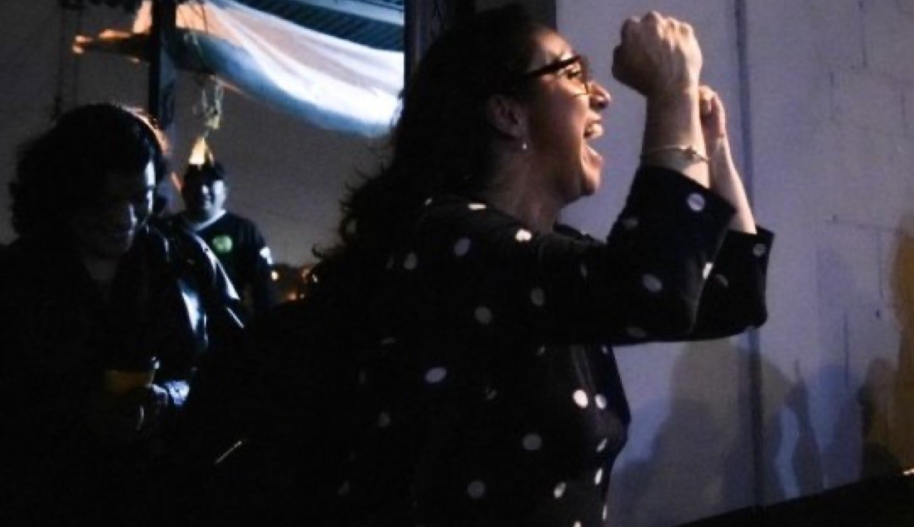Virginia Laparra leaves the jail, fists raised in victory
