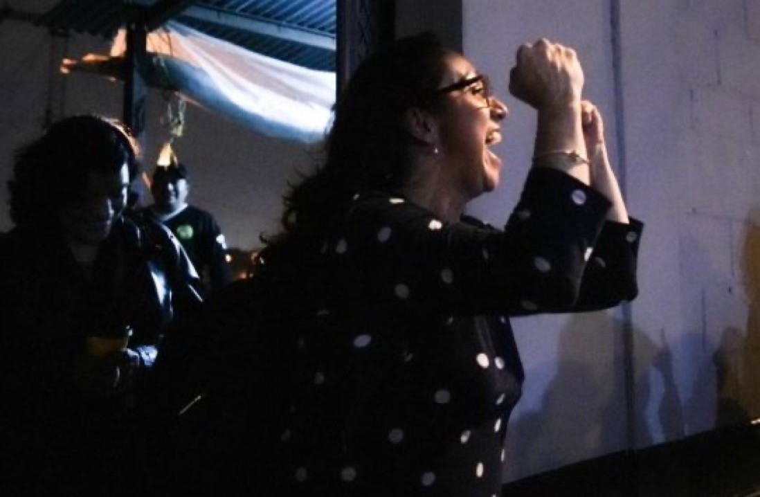 Virginia Laparra leaves the jail, fists raised in victory