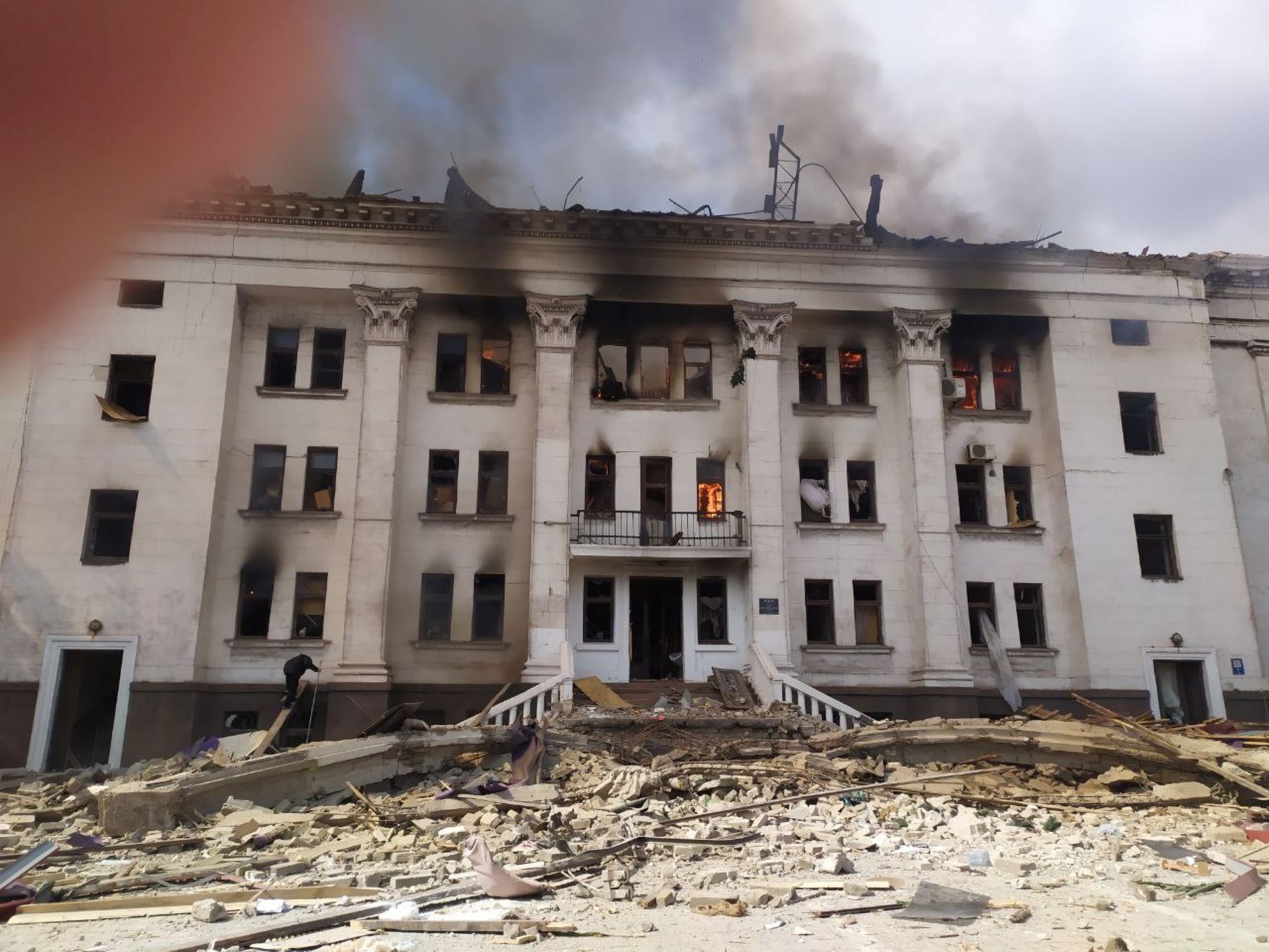 Ukraine: The rear entrance of the Mariupol drama theatre shortly after the attack © Amnesty International.