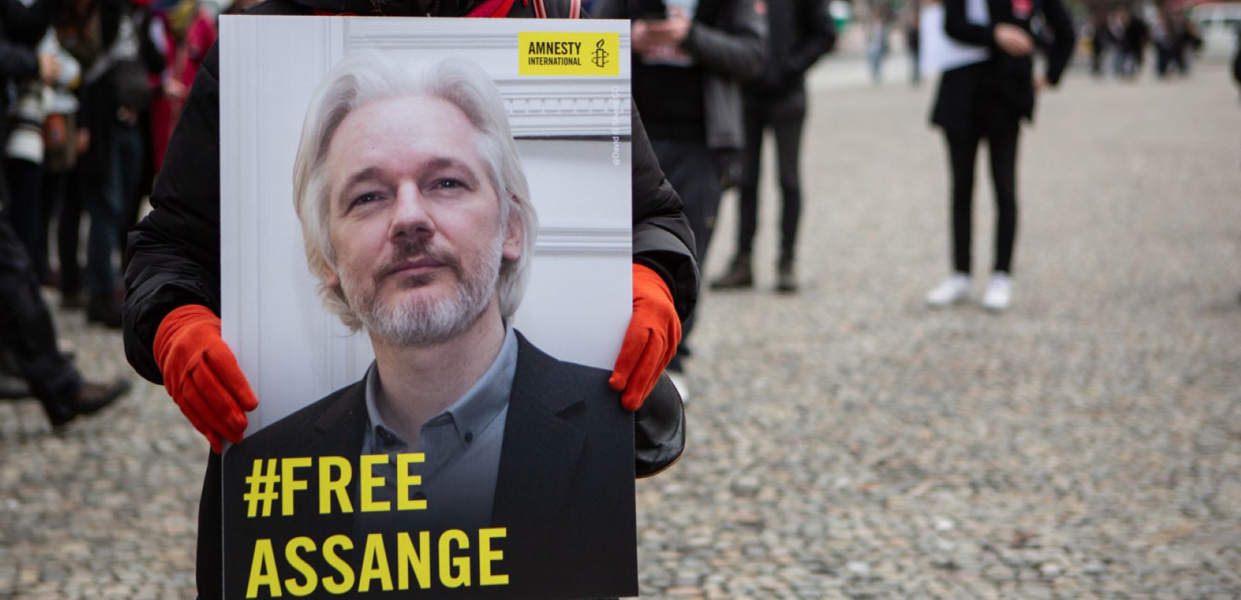 Protester holds #FreeAssange sign © Amnesty Germany/Jarek Godlewski