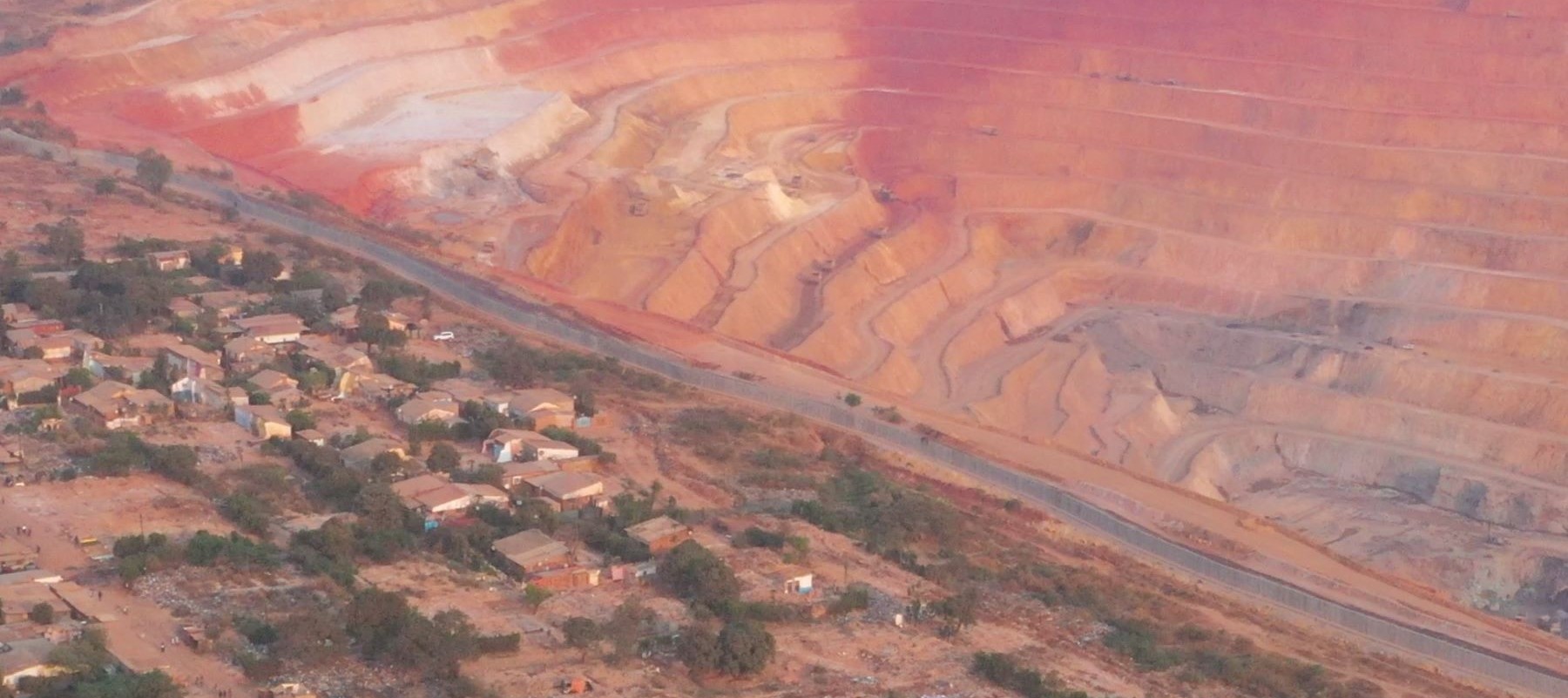 Drone photograph of the neighborhood of Gécamines Kolwezi, on the edge of the Kolwezi copper and cobalt mine operated by Chinese-owned company COMMUS, DRC, September 2022. Amnesty International (videographers: Reportage Sans Frontières).