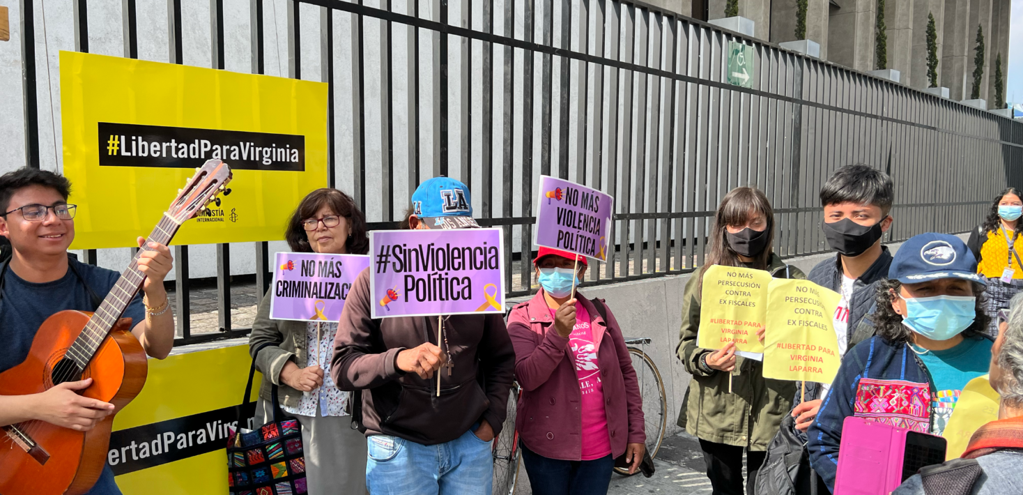 People at an outdoor rally hold signs calling for justice for Guatemalan prisoner of conscience and former prosecutor Virginia Laparra