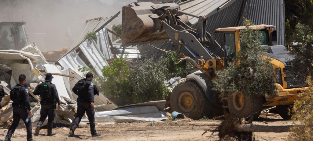 Naqab demolition © Oren Ziv, +972 Magazine