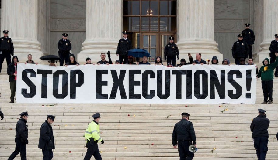 Police officers gather to remove activists during an anti death penalty protest in front of the US Supreme Court January 17, 2017 in Washington, DC. (Photo by BRENDAN SMIALOWSKI/AFP via Getty Images)