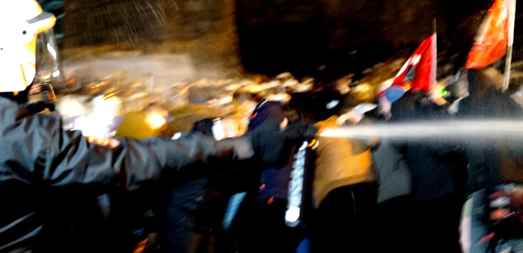 police officer using pepper spray © Hayri Tunç