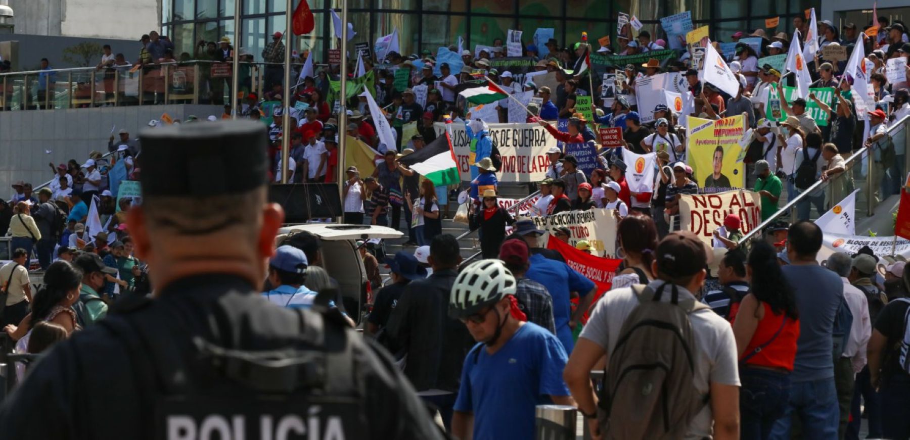 demonstration in El Salvador by APHOTOGRAFIA / Getty Images.