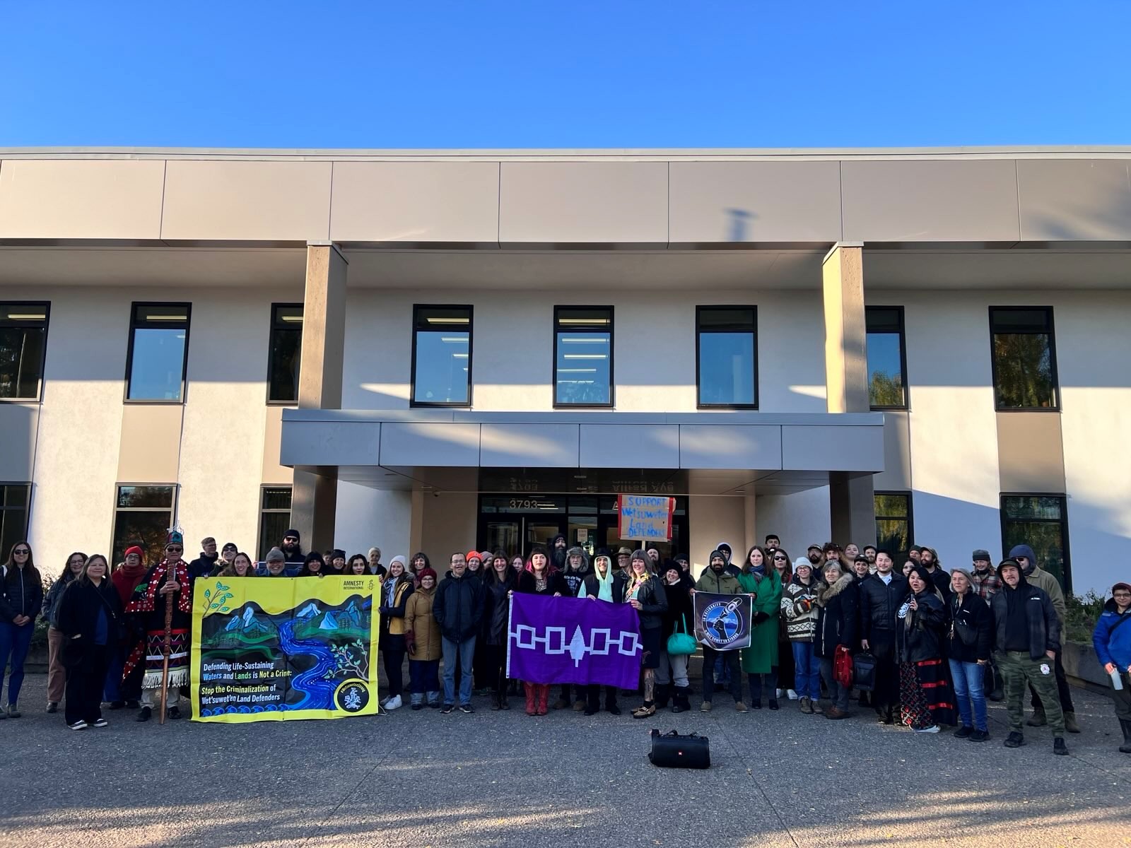 Representatives from international human rights organizations, including Amnesty International and Peace Brigades, joined members of the Wet'suwet'en Nation in Smither, B.C. to express their solidary with the criminalized defenders during their sentencing hearing on the week of 13 October 2025.