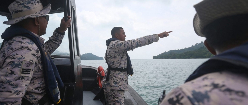 Malaysian maritime officials search for survivors after a boat carrying migrants from Myanmar capsized © Getty Images