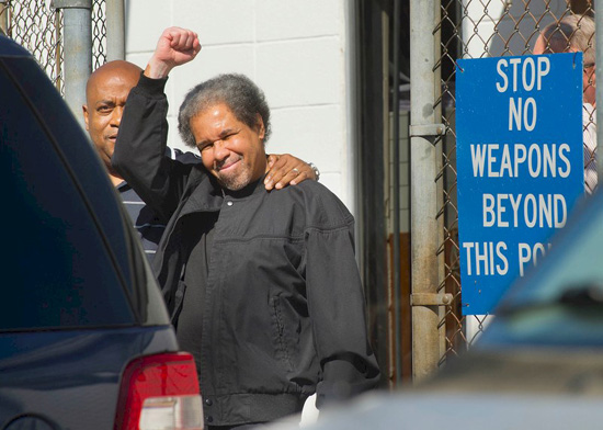 Albert Woodfox raises a fist as he walks out of West Feliciana Detention Centre, Louisiana, USA, after spending 44 years in solitary. © Travis Spradling/The Advocate via AP