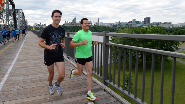 Prime Minister jogs with President Nieto across the Alexandra Bridge